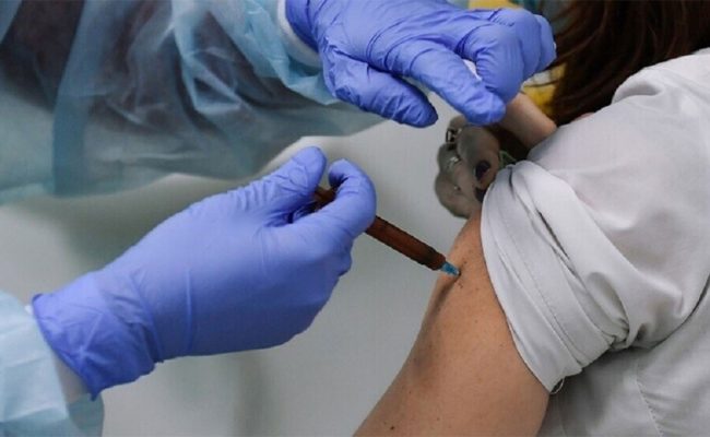 أمريكا تجيز إعطاء متلقي تطعيمات كورونا جرعة معززة من لقاح مختلف