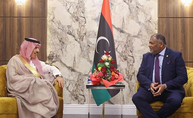 الأمير فيصل بن فرحان يصل طرابلس للمشاركة في مؤتمر دعم ليبيا