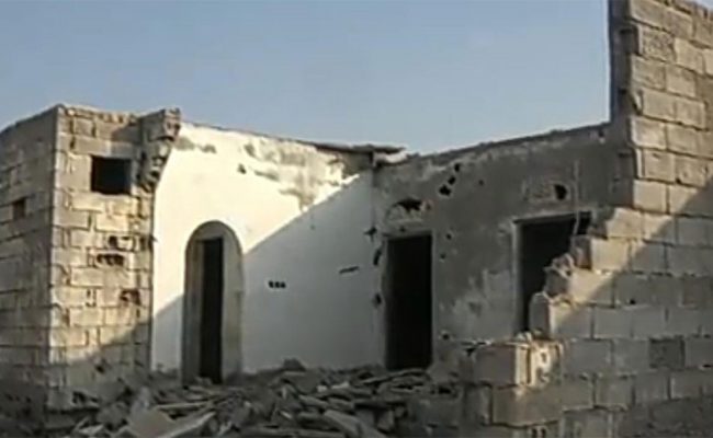 الإرهاب الحوثي.. قصف مدفعي يُجبر المواطنين على ترك منازلهم المدمرة غرب اليمن