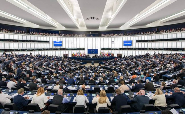 البرلمان الأوروبي يُجدد المطالبة بالإفراج عن كافالا: طرد السفراء لن يُرهبنا