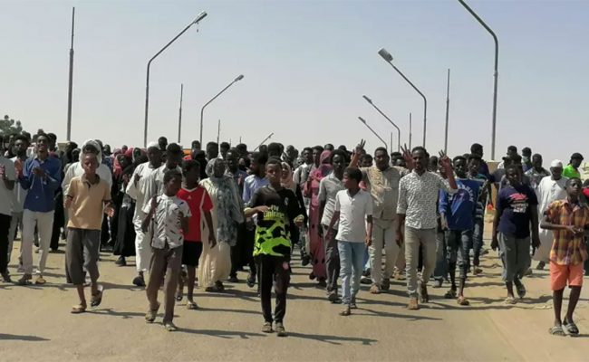 بالفيديو.. آلاف السودانيين يتظاهرون في الخرطوم للمطالبة بعودة «حمدوك»