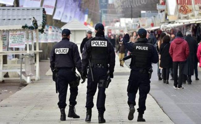 إصابة مسؤول بالشرطة الفرنسية في هجوم مسلح بمدينة كان
