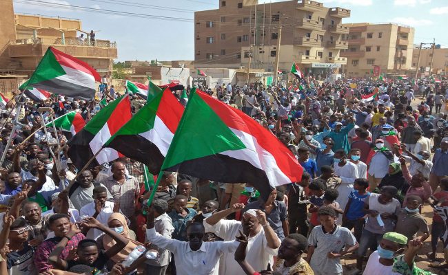 انطلاق المظاهرات في السودان.. والأمن يرد على المحتجين بقنابل الغاز