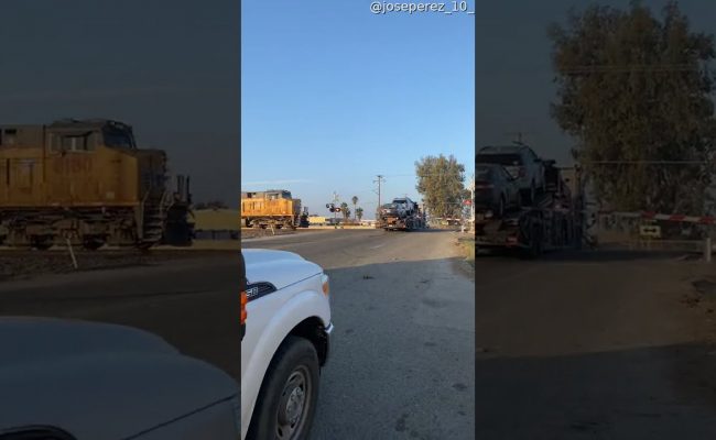 بالفيديو.. قطار يصطدم بشاحنة ضخمة ويقسمها إلى نصفين