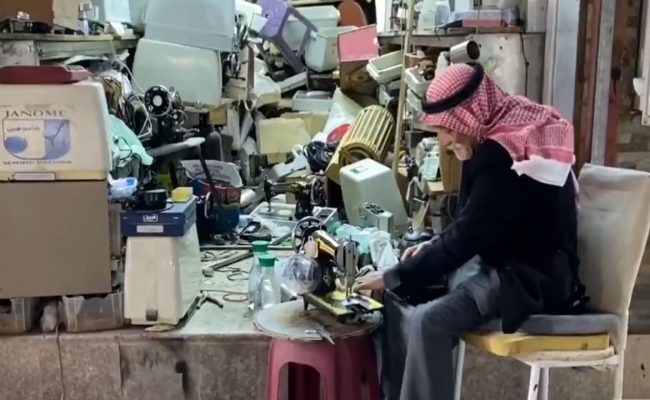 بالفيديو.. مواطن يحافظ على مهنة تصليح ماكينات الخياطة من الاندثار بالطائف