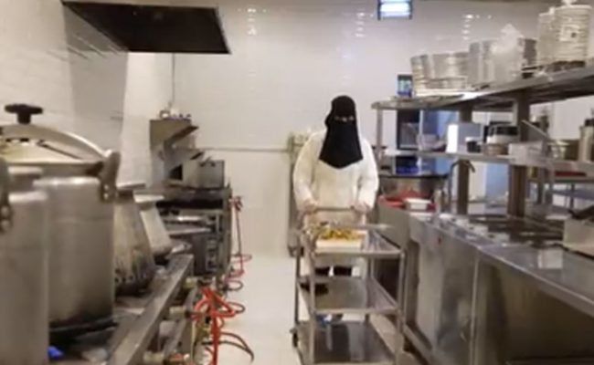 مها البدران.. شابة سعودية تؤسس مطعمًا شعبيًّا نسائيًّا يديره كوادر نسائية بنسبة 100%