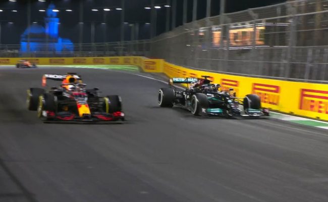 هاميلتون يفوز بسباق السعودية لفورمولا – 1 بعد صراع شرس مع فيرستابن