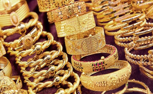 الذهب يتراجع أكثر من ريالين في السعودية صباح الثلاثاء
