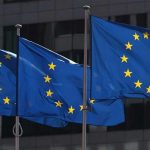 الاتحاد الأوروبي يلغي إلزامية ارتداء الكمامة في الطائرات والمطارات بدءًا من الإثنين المقبل