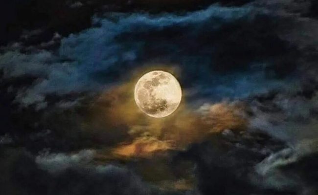 «فلكية جدة»: القمر البدر يزين سماء السعودية.. مساء اليوم