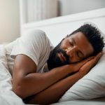علماء يحددون عدد ساعات النوم المناسبة للاحتفاظ بوزن صحي