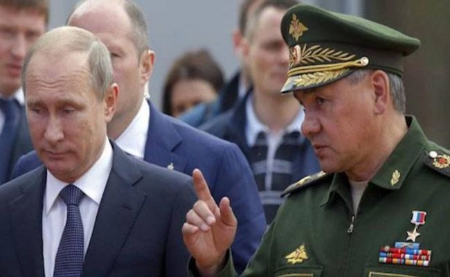 بحماية «حقائب نووية».. بوتين ووزير دفاعه يسيران وسط الحشود في يوم النصر