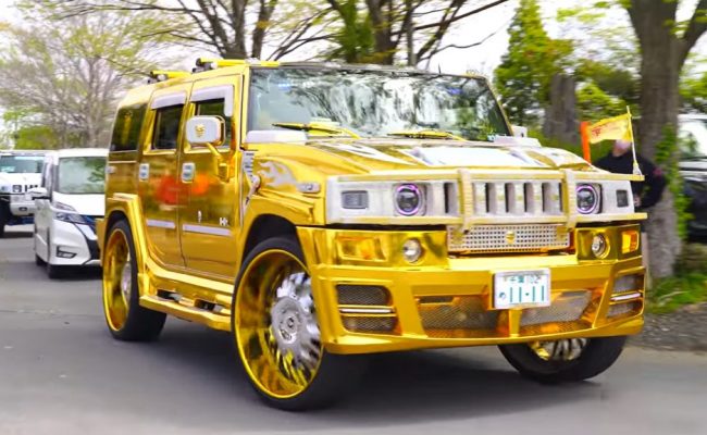 فيديو : هامرز معدلة بلون ذهبي تظهر في معرض سيارات أمريكي في اليابان