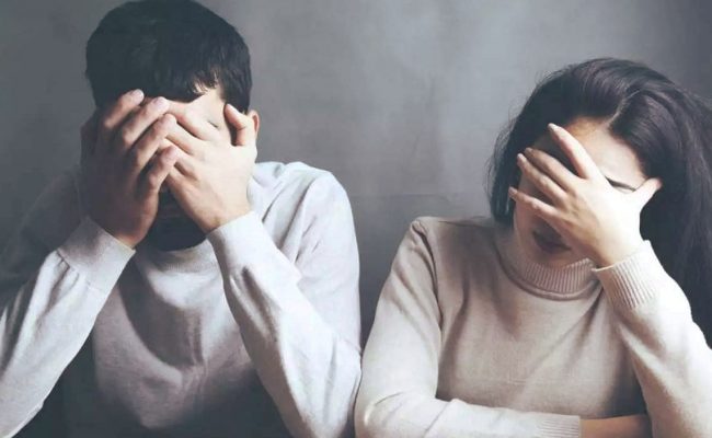 6 حلول لكسر حواجز الملل بين الزوجين