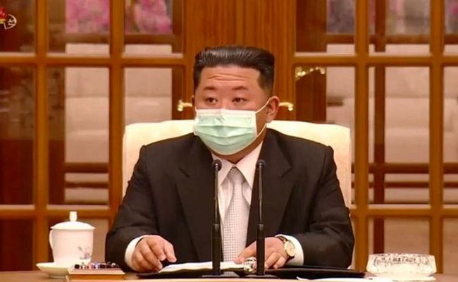 خلال إعلان أول إصابة بكورونا.. رئيس كوريا الشمالية يظهر بالكمامة للمرة الأولى