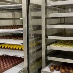 ثلاث شقيقات يبدعن في صناعة 1000 صنف من الشوكولاتة في الإحساء