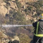 اندلاع حريق في جبل شمال النماص.. والدفاع المدني يتدخل