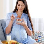 8 أطعمة تغذي الأم وتزيد وزن الجنين خلال الحمل