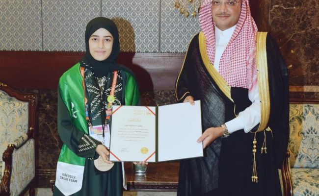 الأمير سعود بن طلال محافظ الأحساء يستقبل الطالبة دانه العيثان الحائزة على المركز