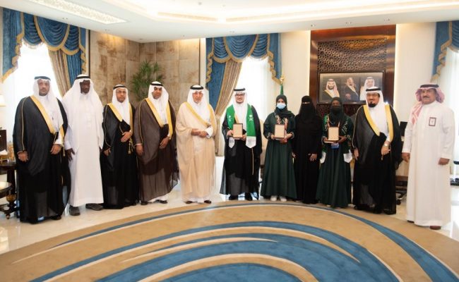 الفيصل يكرم طلاب وطالبات تعليم مكة الفائزين في آيسف 2022