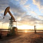 النفط يرتفع بفعل مخاوف الإمدادات مع اعتزام الاتحاد الأوروبي حظر نفط روسيا