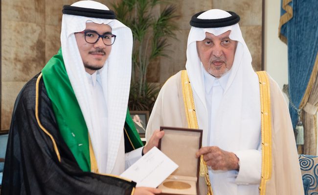 بالصور.. أمير مكة يكرم الطلاب والطالبات الفائزين بمعرض آيسف 2022