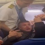 بالفيديو.. مشاجرة عنيفة بين ركاب بريطانيين على متن إحدى الطائرات