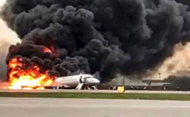 حريق بطائرة ركاب صينية انحرفت عن المدرج ووقوع عدد من الإصابات