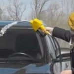 فتاة تغسل سياراتها بمضخة البنزين