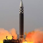 كوريا الشمالية تجري اختبارا صاروخيا أثناء جولة بايدن