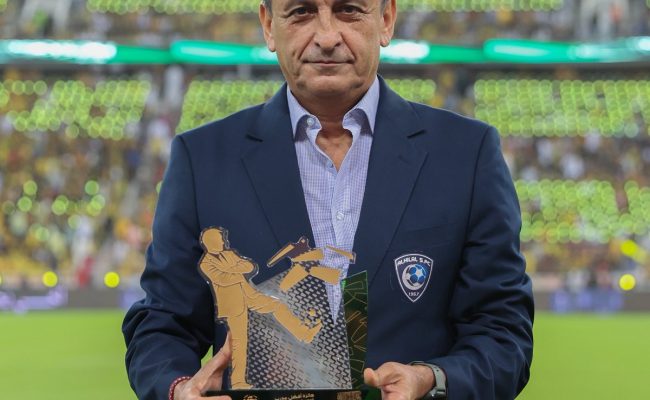 مدرب الهلال رامون دياز يحصل على جائزة المدرب الأفضل في الدوري خلال شهر مارس.