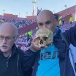 مشجع كرة قدم يحضر جمجمة جده المتوفي إلى المباريات للاحتفال سوياً