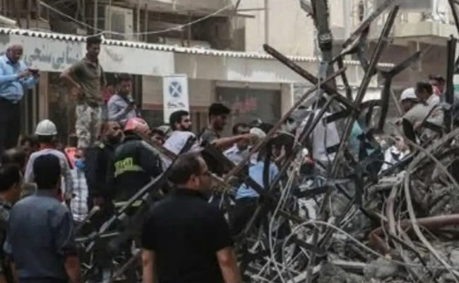 مقتل 5 أشخاص وفقدان 80 آخرين جراء انهيار مبنى في إيران