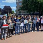 يمنيون يحتجون أمام «العدل الدولية» للمطالبة بفك الحصار عن تعز