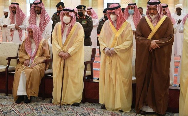 أمير الرياض يؤدي صلاة الميت على سمو الأميرة موضي بنت مساعد بن عبد الرحمن رحمها ا