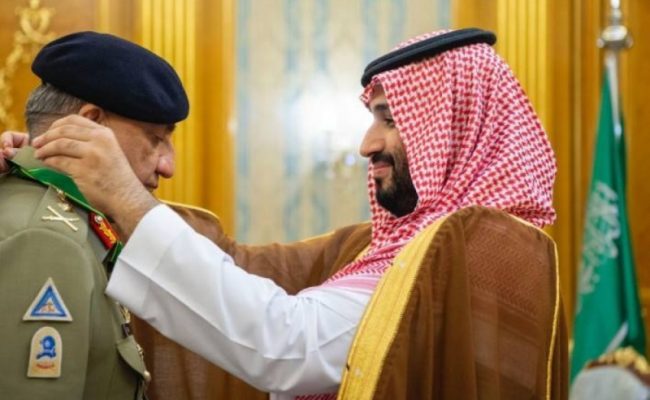 ولي العهد يقلد قائد الجيش الباكستاني وسام الملك عبد العزيز من الدرجة الممتازة
