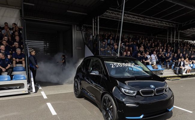 BMW تودع سيارتها i3 بعد خدمة 9 سنوات ، و تنتج الاخيرة منها رقم 250 الف 
#اخبار #