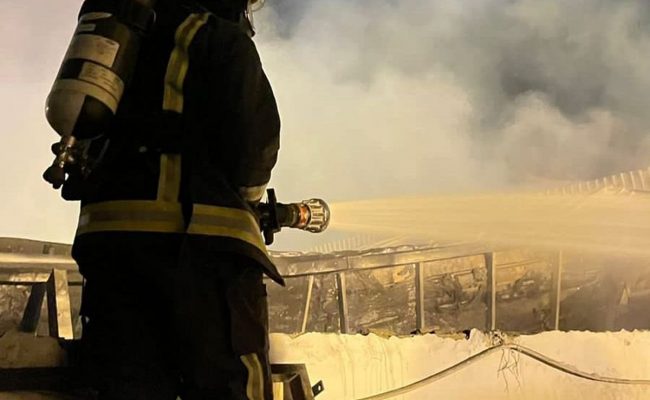 الدفاع المدني يخمد حريقًا بإحدى ورش حي بدر في الرياض دون إصابات