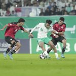 لاعب المنتخب السعودي مصعب الجوير يحصل على جائزة أفضل لاعب في بطولة كأس العرب للش