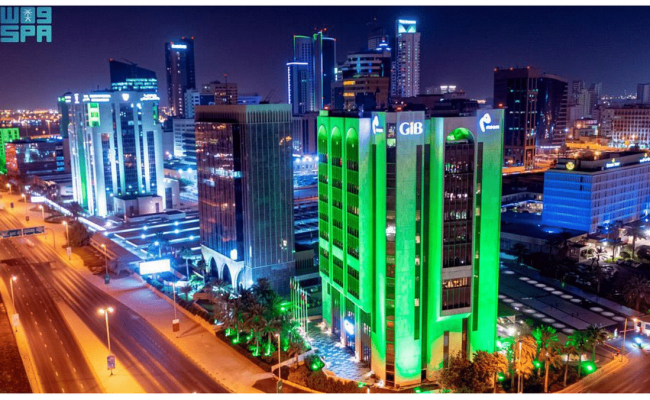 مباني البحرين ومعالمها تتزين باللون الأخضر احتفالًا باليوم الوطني الـ92