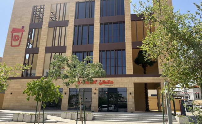 أحد الفروع الجديدة لسلسلة مقاهي دانكن دونتس على طريق الملك سلمان في  يأتي بهوية
