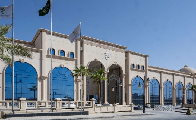 حكم استخدام الإبر التجميلية في وجه المرأة.. فيديو